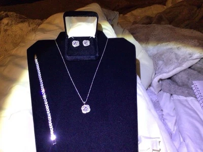 "Hermoso conjunto de collar, pendientes, pulsera de circonita cúbica de 18""". Gran brillo. Foto 1 de 4