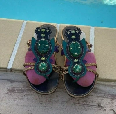 SANDALIAS PRADA MULTICOLOR CON CORREA CENTRAL ADORNADAS EN CUERO Talla 38M HECHAS EN ITALIA Foto 1 de 4