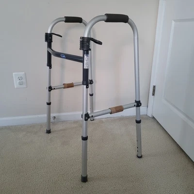 Caminhante dobrável Invacare Paddle Release, sem rodas, ajuste de altura de 4 pernas. - Imagem 1 de 4