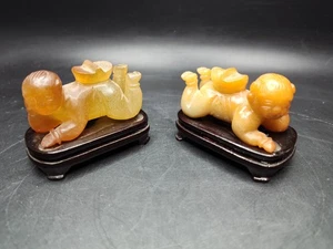 Geschnitzte natürliche Hetian Jade Figuren lächelnd (2) mit Ständer und Box Vintage - Bild 1 von 13