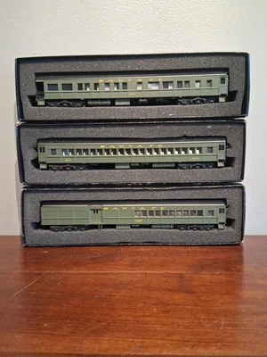Bachmann Santa Fe Coach/Diner/Combine Passenger Train Cars - Set Of 3 -  Used  - Image 1 of 4