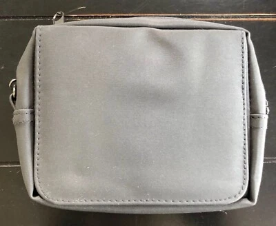 Bolsa de maquillaje de nailon gris con cremallera con correa y espejo Foto 1 de 4