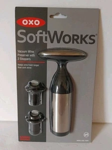OXO Softworks Vakuum Wein Konservierer mit 2 Stopfen BRANDNEU - Bild 1 von 5
