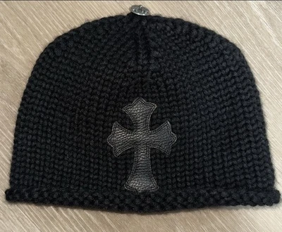 Gorro tejido corazones cromados con parche cruzado de cuero usado Foto 1 de 4