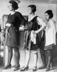 Hoisery Models Strike Dour Pose! Vintage 1920s Reprint 8x10 Old Photo - Bild 1 von 1