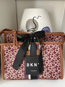 DKNY Dunkelbraune Tasche Geschenkset Kultur-/Waschbeutel & Kosmetiktasche Neu - Bild 1 von 6