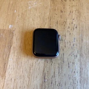 Apple Watch Series 6 40mm Różowe złoto Aluminiowa obudowa - Zdjęcie 1 z 2