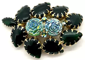 Vintage gewölbte Brosche im Juliana-Stil; grüne Blätter & schöne blaue schillernde Rosen - Bild 1 von 14