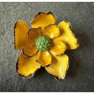Broche prendedor flor esmalte vintage pétalos amarillos piedra verde centro de acento - Imagen 1 de 5
