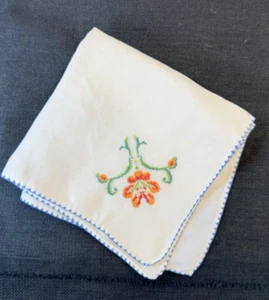 Vintage 6 bestickte Servietten Leinen Kreuzstich florale Details gewellter blauer Rand - Bild 1 von 12