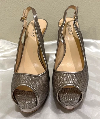 Nuevo salón Guess para mujer con plataforma al tobillo plateado brillante talla 7 punta abierta Foto 1 de 4