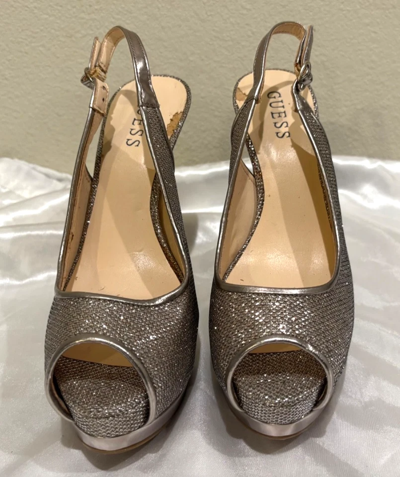 Nuevo salón Guess para mujer con plataforma al tobillo plateado brillante talla 7 punta abierta Foto 1 de 4