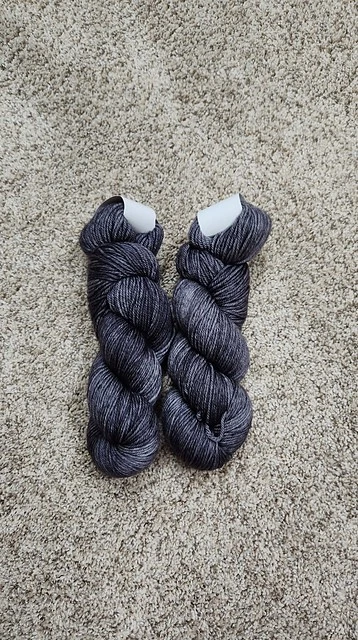 Dragonfly Fibers Traveler DK, 100% Superwash Merino, 2 madejas gris  Foto 1 de 1