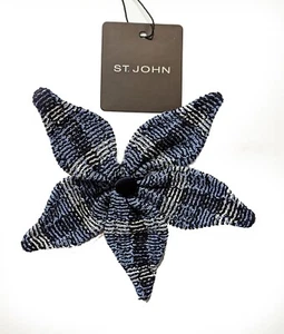 St John Knits 5 Petal Large Flower Pin Tweed Navy, Azul & White NWOT - Picture 1 of 1