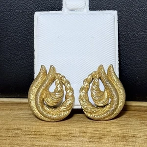 Signed "Monet" Vintage Gold Tone Clip On Classic Retro Earrings - Picture 1 of 7