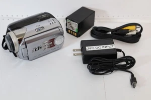 Videocámara de disco duro JVC GZ-MG21U con adaptador de CA y batería - Imagen 1 de 10