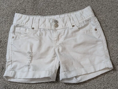 Pantalones cortos de jean RUE 21 blancos elásticos tiro bajo con puños desgastados; talla 1/2 Foto 1 de 4