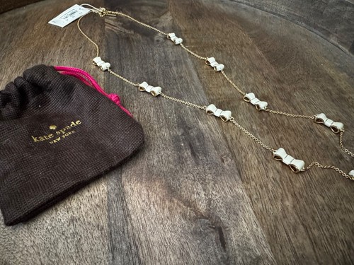 Nuova con etichette Collana lunga dichiarazione Kate Spade colore bianco fiocco e oro