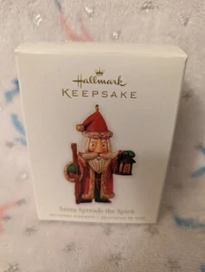 2010 SANTA SPREADS THE SPIRIT Holzschnitzerei Look Markenzeichen Andenken Ornament - Bild 1 von 1