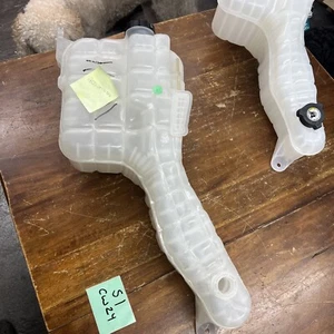 Coolant Reservoir  Freightliner A0528531000 A0528531001 A0528531002 OEM - Picture 1 of 3
