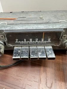 Dodge Polara Music Master 1965-66 radio pulsador AM 1965-66 modelo Mopar 235S - Imagen 1 de 17