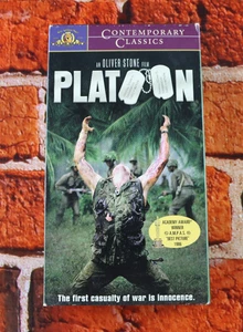 Platoon Tom Berenger Willem Dafoe Charlie Sheen VHS-Kassette - Bild 1 von 8
