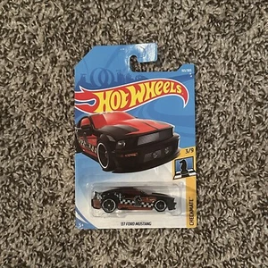 2018 Hot Wheels '07 Ford Mustang 165/365 Checkmate 3/9 schwarz rot ungeöffnet - Bild 1 von 2
