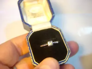 VINTAGE Superb Solid White 9ct Gold Square Diamond Ring-Size M, Quality, 10 pt - Picture 1 of 10