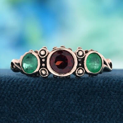 Anillo de filigrana de tres piedras estilo vintage granate natural y esmeralda de oro 9K Foto 1 de 4