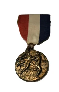 Pin vintage para mujer medalla atlética de atletismo con obstáculos de jabalina para correr - Imagen 1 de 10