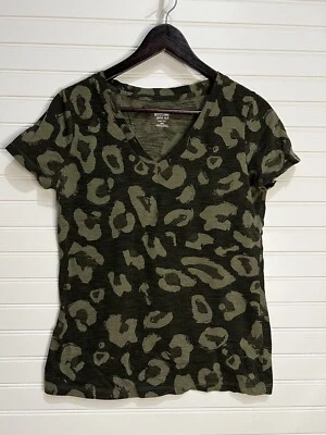 Camiseta Mossimo Mujer Talla Mediana Estampado Animal Camuflada Verde Cuello en V Juniors Foto 1 de 4