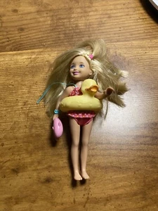 2013 Barbie Chelsea Puppe mit Delfin & Ente Flippin Welpe Schwimmbad Party - Bild 1 von 1