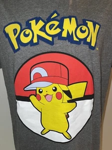 Pokémon Pikachu 2016 logotipo con sombrero de bola adulto M 40"" pecho camiseta gris brezo nueva - Imagen 1 de 6