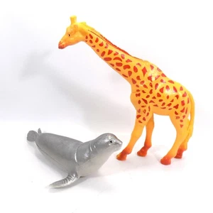 Spielzeug Tiere 2 Stück / SEAL / GIRAFFE / PLASTIKSPIELZEUG / NATUR / LEHRREICH - Bild 1 von 2
