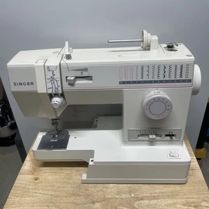Macchina da cucire Singer modello 9010 manca pedale/cavo alimentazione e piastra base!!! - Foto 1 di 9