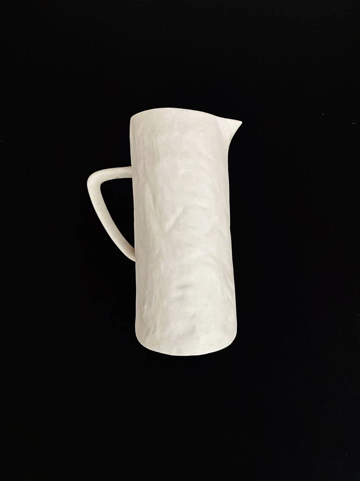 Jarra de cerámica. Artístico, sencillo con un exterior contorneado. Para uso o exhibición. Foto 1 de 1