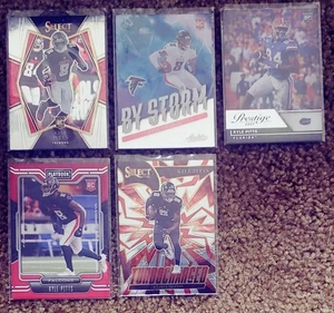 Kyle Pitts Rookie Lotto di 5 Figurine Calcio 2021 Panini Falcons - Foto 1 di 2