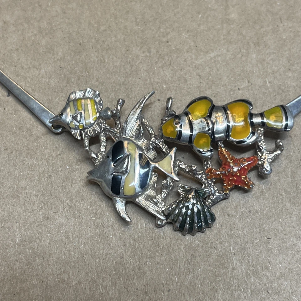 Collar de ley Kabana esmalte de peces tropicales, concha de mar y peces estrella Foto 1 de 4