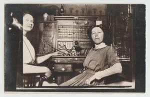 Foto postal real, vintage, primeros operadores telefónicos - Imagen 1 de 2