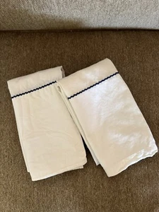 2 John Robshaw Kissenbezüge STANDARD Baumwolle Einfarbig Weiß Indigo Blau Nähte PAAR - Bild 1 von 5