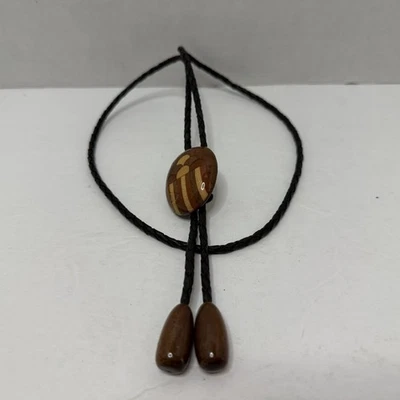 Corbata bolo escarabajo con incrustaciones de madera barnizada vintage de los años 70 pulida colgante ovalada Foto 1 de 4