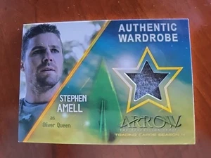 Arrow Staffel 4 Kostüm Garderobenkarte M21 Stephen Amell als Oliver Queen - Bild 1 von 4