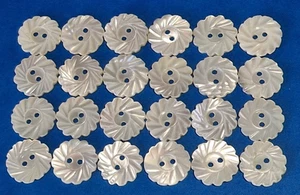 24 VINTAGE SHIMMERING SHELL MOTHER OF PEARL BUTTONS - CARVED FLOWERS 14MM - Picture 1 of 7