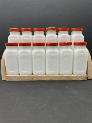 Juego de 12 tarros de especias de vidrio con leche Griffith con estante de madera Art Deco de EE. UU. 1930 Foto 1 de 4