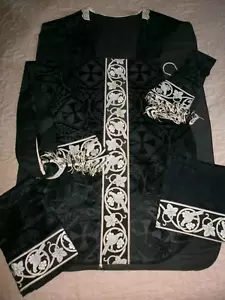 ANCIENNE CHASUBLE NOIRE+ETOLE+MANIPULE+BOURSE+VOILE DE CALICE/CHRISME/H.102 cm - Picture 1 of 12