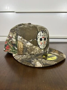Friday The 13th Jason Camuflado New Era 59Fifty Sombrero Ajustado 7 1/2 Nuevo - Imagen 1 de 11