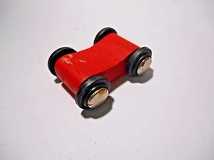AUTO GIOCATTOLO VINTAGE FATTA A MANO MINIATURA IN LEGNO 1-5/8" X 1-3/16" - Foto 1 di 7