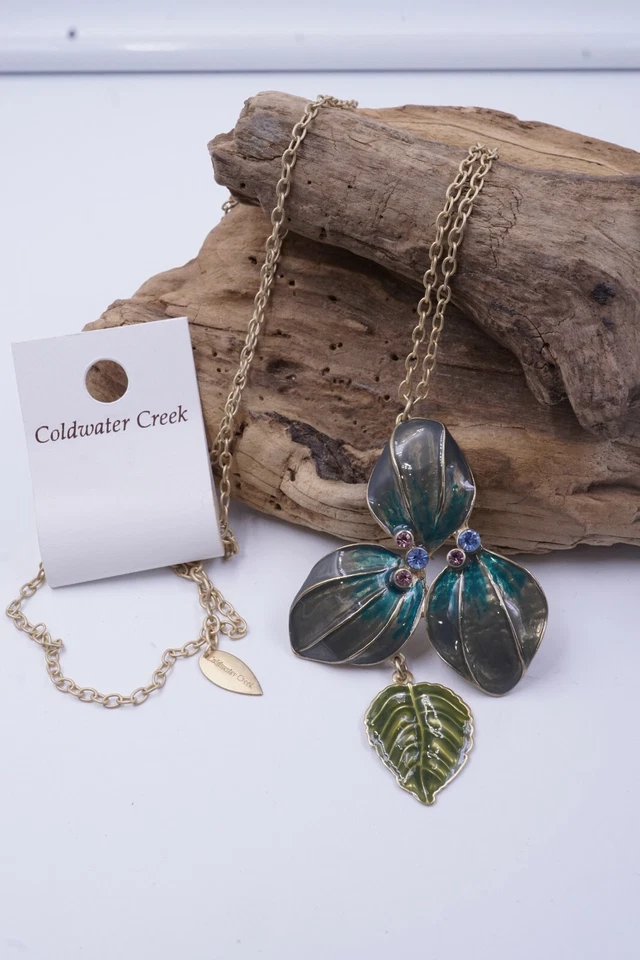 NWT Coldwater Creek GREEN ENAMEL LEAVES  Pendant Gold Tone Necklace 34'' Long Foto 1 de 1