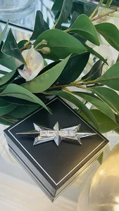 Broche de cristal Thierry Mugler vintage y firmado, tono plata, 9,1 cm X 2,8 cm - Imagen 1 de 6