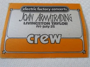 Joan Armatrading con Livingston Taylor CREW pasan entre bastidores en el Mann Music Center - Imagen 1 de 1